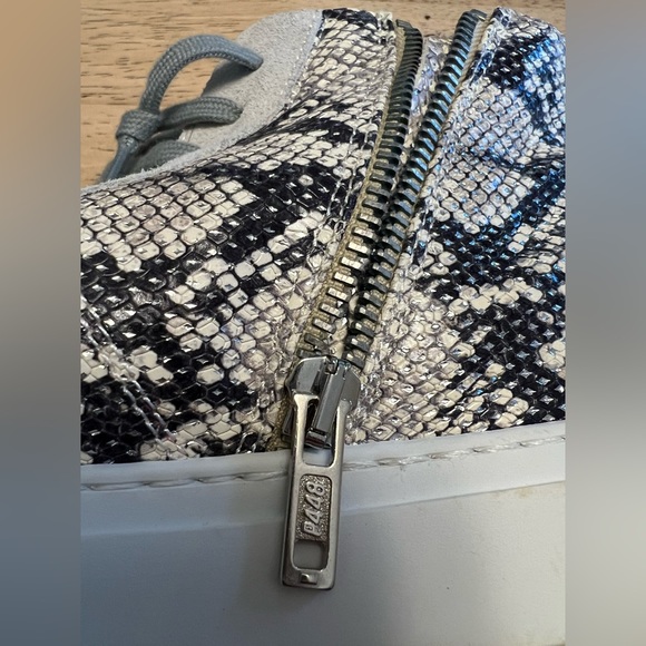 P448 John Side Zip White Snake Python Distressed Women's 39 - Picture 5 of 9
